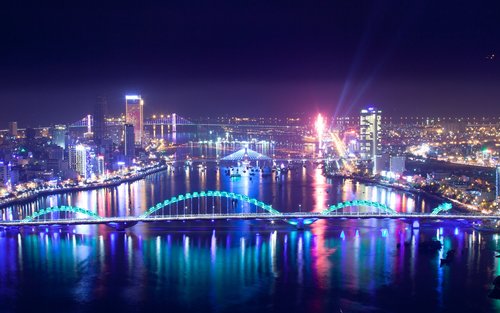 Tour notturno di Da Nang An Bang Beach e fiume Han con spettacolo Ao Dai