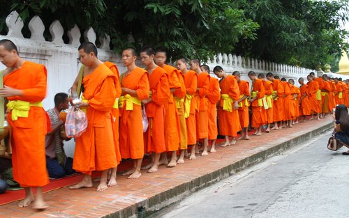 Aalmoezen Ervaring & Kuang Si-waterval