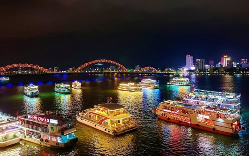 Cruzeiros Noturnos no Rio Han com o Dragon Cruise 