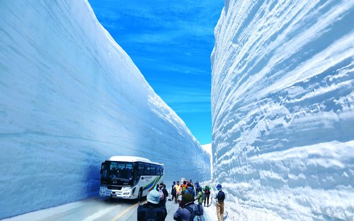 Osaka 2-Day Tateyama Kurobe Alpine Route & Kanazawa Tour