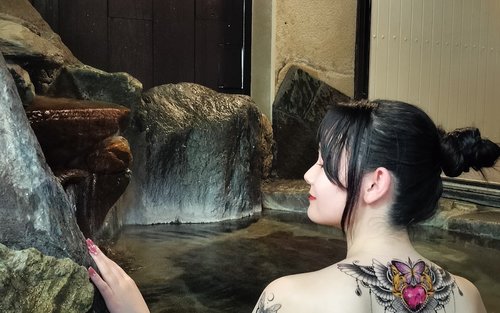 Tetování přátelské venkovní Onsen (horký pramen) v Tokiu