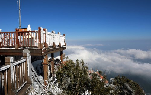 Sapa Cat Cat Village & Fansipan Cable Car 2-Day Trekking Tour
