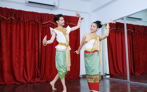 Corso di danza tailandese a cura di Love Season Studio Chiang Mai