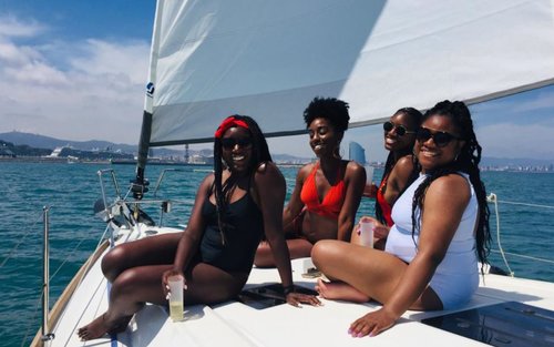 Sailing tour with food and drinks in Barcelona 