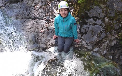 知床神居涌水温泉瀑布溯溪体验