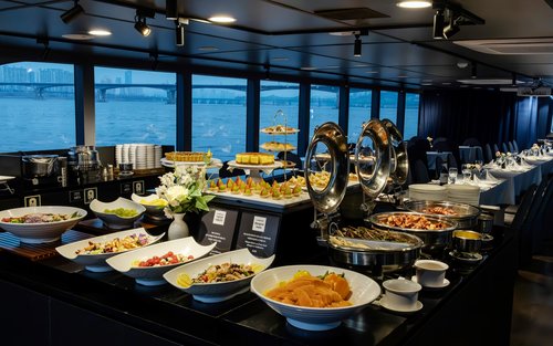 Ужин на круизном лайнере Eland по реке Хан в районе Ёыйдо, Сеул