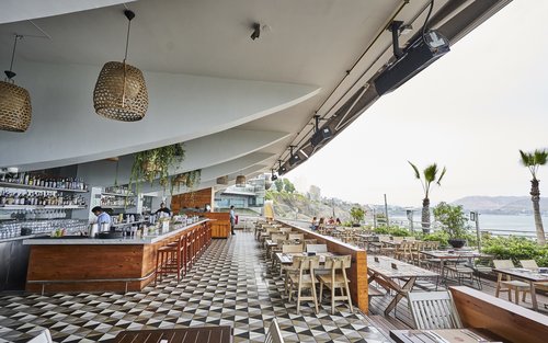 แพ็กเกจรับประทานมื้อกลางวันที่ร้าน Mangos Restaurant ในศูนย์การค้า Larcomar