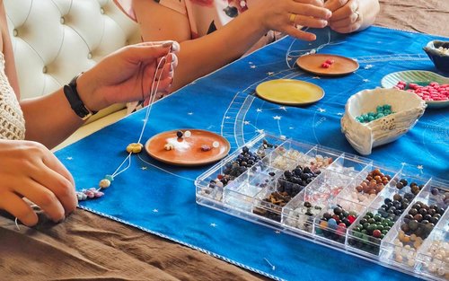 Healing Meditation & DIY Stone Bracelet di Vanna Cafe di Chiang Mai
