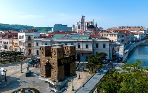 Tour giornaliero con auto privata di Huayi Brothers Film Town & Orange Island