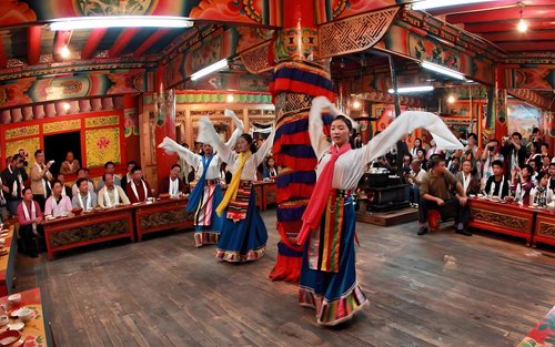 Templo Songzanlin de Shangri-La + Lago Napa + Visita a un hogar tibetano + Excursión independiente de un día en grupo al casco antiguo de Dukezong