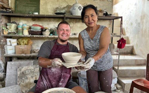 Keramická dílna s balijským umělcem v Ceramic Toy Arsa