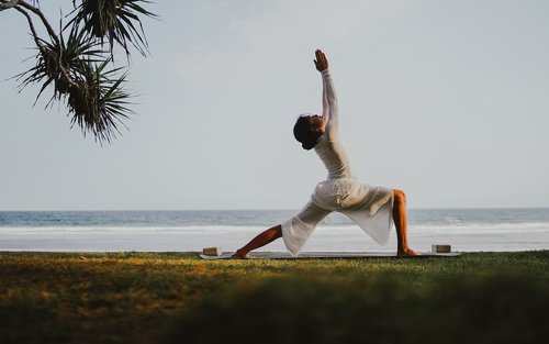 Experiència de ioga i meditació a la platja a Kelapa Retreat & Spa