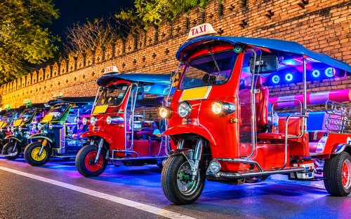 Tour serale in tuk-tuk dei templi e del mercato di Chiang Mai