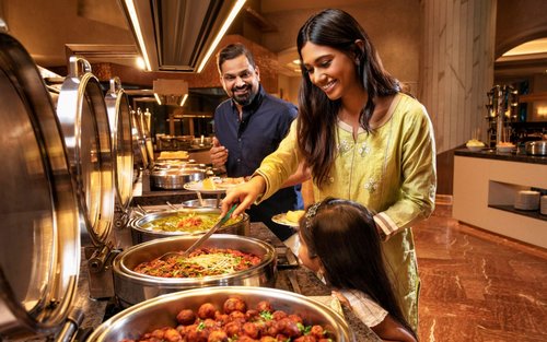 在亚特兰蒂斯棕榈岛酒店享用万花筒餐厅自助晚餐