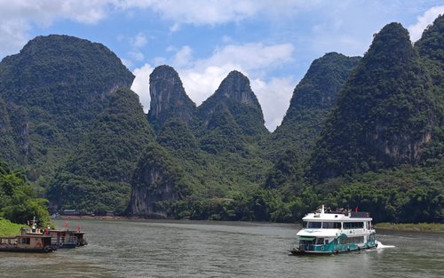 Jednodenní výlet po řece Li z Guilin do Yangshuo (čtyř/tříhvězdičková plavba + zpáteční doprava s autem)