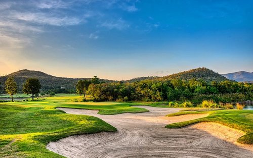 Gra w golfa w Springfield Royal Country Club, Cha-am