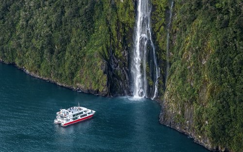 米尔福德峡湾自然观光游船及观光一日游