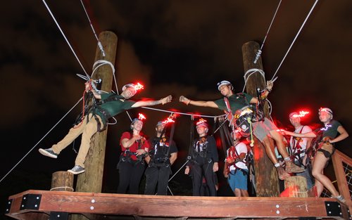 Nattlig zipline-äventyrsupplevelse med lägereld i Oahu