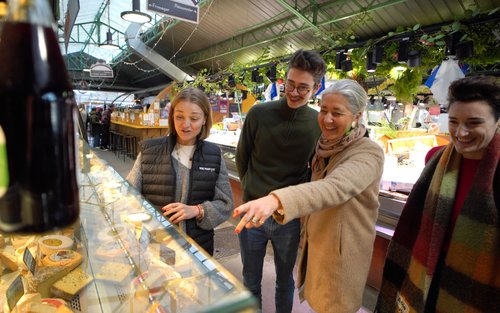 Le Marais Wine or Champagne Tour with 8 Tastings in Paris