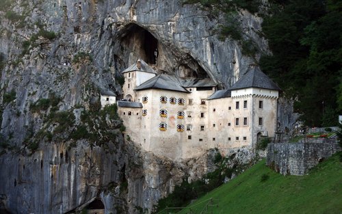 ポストイナ鍾乳洞 & プレジャマ城：リュブリャナ発 半日ツアー