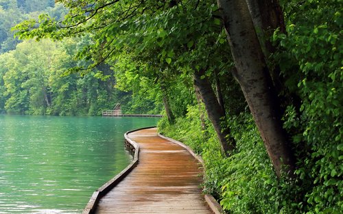 斯洛文尼亚一日游（布莱德湖、波斯托伊纳溶洞、普利雅玛城堡）