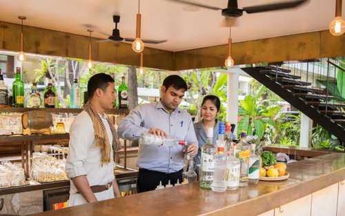 Klase ng Cocktail sa FCC Angkor sa Siem Reap