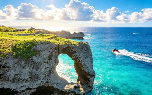 Okinawa Churaumi Aquarium & Kouri Island Full-Day Tour