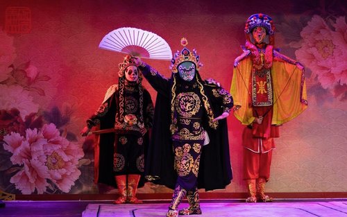 Chengdu Tianfu Square "Gaiwaner Liyuan" face-changing fire-breathing intangible cultural heritage Sichuan opera performance
