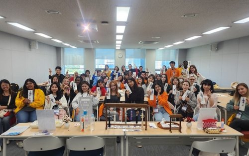 Lokakarya Pembuatan Gantungan Kunci Simpul Norigae Korea di Seoul Forest