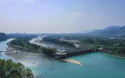 En dagsutflykt till Dujiangyan och Qingchengberget från Chengdu.