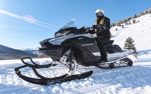 Esperienza in motoslitta alla fattoria Chiyoda di Biei, Hokkaido | Con latte Jersey in edizione limitata della fattoria in omaggio
