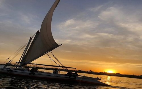 ලක්සෝර් හි නයිල් ගඟේ හිරු බැස යන ෆෙලූකා යාත්‍රාව