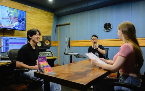 Experiência de Gravação de K-Pop em Seul, Destacada pelo NYT (desde 2015)