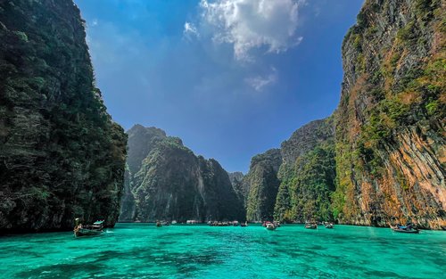 ทัวร์เต็มวันกระบี่ หมู่เกาะพีพี และเกาะไม้ไผ่ ด้วยเรือสปีดโบ๊ท