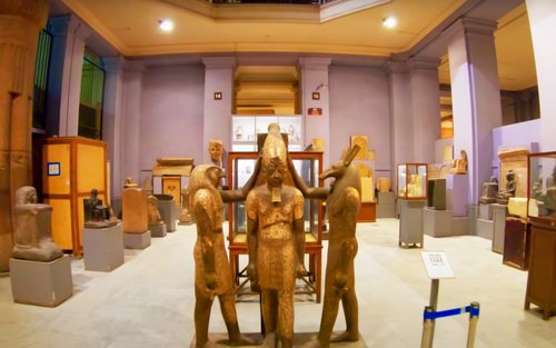 Day Tour to Giza Pyramids, Egyptian Museum, and Bazaar