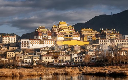 Excursión de un día a las Gargantas del Salto del Tigre y el Monasterio de Songzanlin en Shangri-La, Yunnan