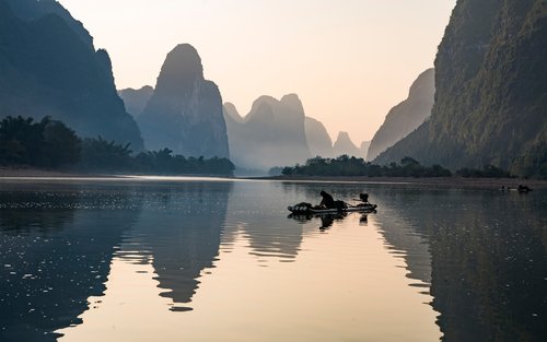 Excursion d'une journée en bateau 4 étoiles sur la rivière Li à Guilin et en radeau de bambou sur la rivière Yulong
