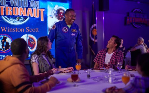 Xateja amb un astronauta i el Kennedy Space Center des d'Orlando