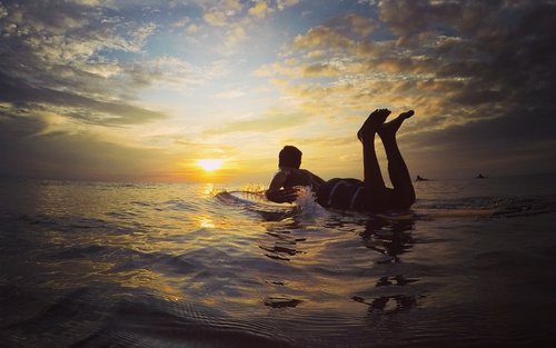 Lekcja surfingu na plaży Legian na Bali