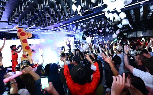 大阪 道頓堀: GIRAFFE ナイトクラブ 入場券 & VIP (外国人旅行者専用)