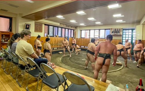 Lawatan Latihan Pagi Sumo Tokyo dengan Tempat Duduk di Tepi Gelanggang + Sesi Bergambar
