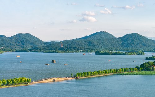 Passeio de barco pelo Lago Oeste de Hangzhou + Pagode Leifeng + Dique Su + Observação de Peixes no Porto das Flores, passeio clássico de meio dia