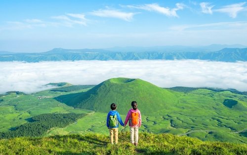 Excursió d'un dia a Kyushu: Santuari Kamishikimi Kumanoimasu i Mont Aso (inclou autobús de connexió) i Onsen Kurokawa/Castell de Kumamoto (guia en xinès i anglès, sortida des de Fukuoka/Kumamoto)