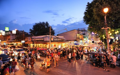 Prywatna półdniowa wycieczka po ulicznym jedzeniu na targu Chiang Mai Gate