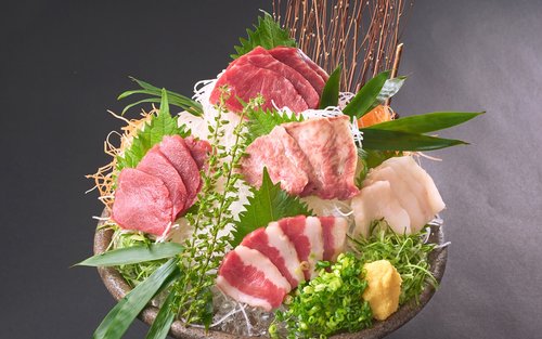 Pentru o experiență a bucătăriei cu carne de cal în Nagano, vizitați Banikuman.