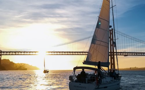 Tour Du Thuyền Riêng Ngắm Hoàng Hôn Sông Lisbon Tagus kèm Đồ Uống