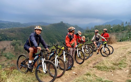 पुजोन बाटू मलंग में साइकिलिंग एडवेंचर