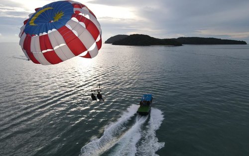 ウォータースポーツ体験（ランカウイ / Red Ray Watersports提供）