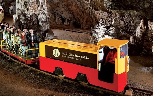Tur til Postojna-hulen og Predjama-slottet fra Ljubljana