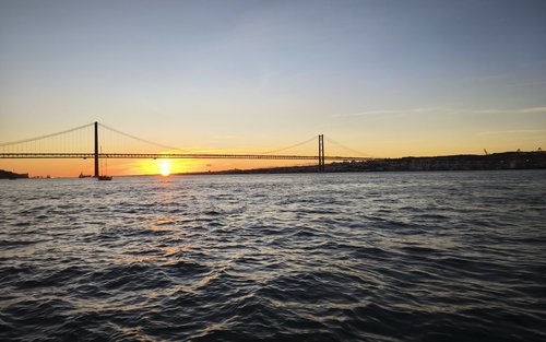 Crucero al atardecer de 2 horas en grupo reducido por Lisboa con degustación premium